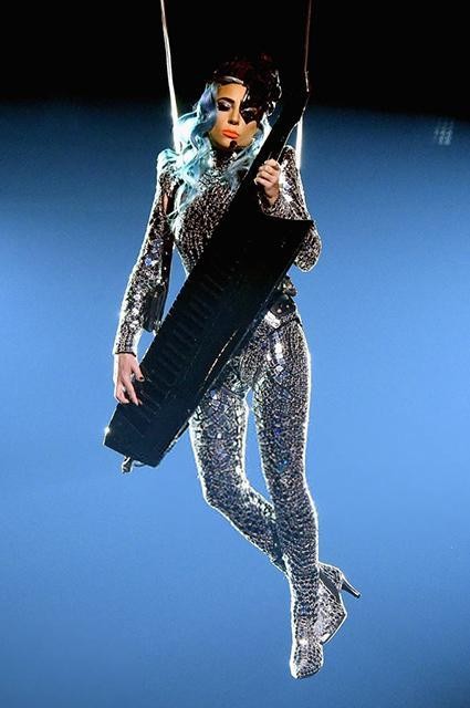 Səhnəyə elə geyimdə çıxdı ki... - FOTOLAR